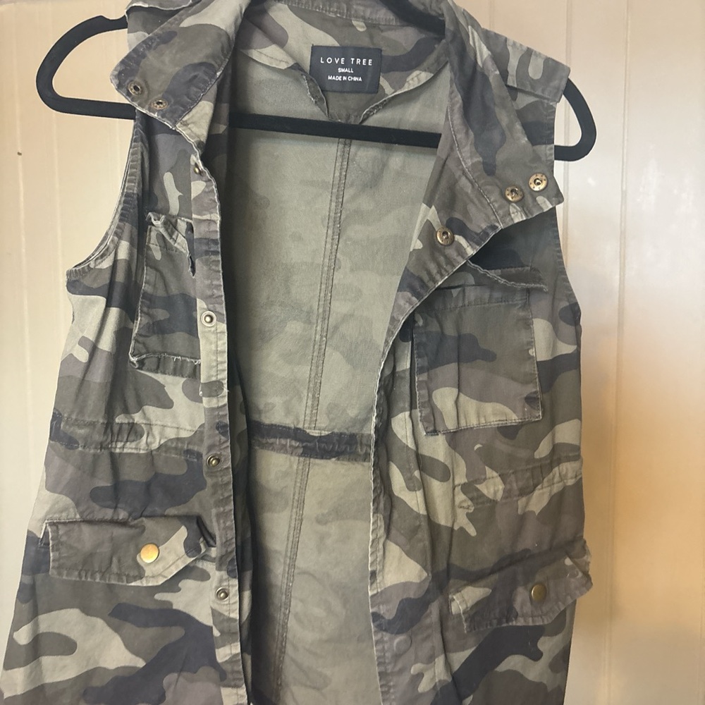 Love Tree Camo Pattern Vest